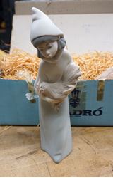 Picture of LLADRO PORCELAIN C20-J WOMEN WITH CHICKEN COLLECTIBLE FREE SHIPPINGLLADRO PORCELAIN C20-J WOMEN WITH CHICKEN COLLECTIBLE 