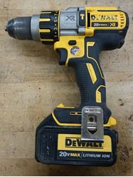 Picture of DEWALT DCD995B 20V Hammer Drill W DCB200 Battery 20V used. tested. IN A GOOD WORKING ORDER. 