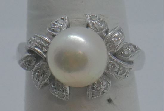 Picture of 18KT WHITE GOLD RING WITH 9MM PEARL AND 0.25 CARAT DIAMONDS (28 ROUND);  5.3 GR; SIZE 7 VERY GOOD CONDITION. PRE OWNED.  852076-2.