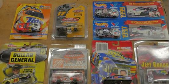 Picture of LOT 8 COLLECTIBLE CARS NASCAR 1:64 SCALE