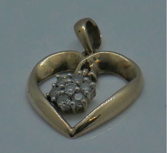 Picture of 10kt yellow gold heart pendant with 7 small round diamonds 2.1 grams 843375-2