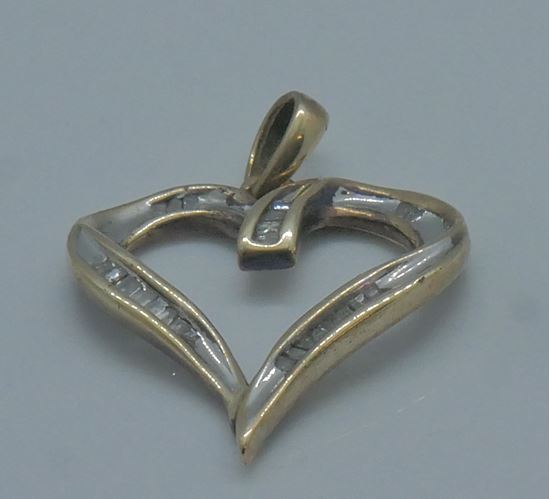 Picture of 10kt yellow gold heart pendant with baquette diamonds (0.25pts) 2.1 grams 818010-1