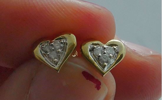 Picture of 10kt yellow gold heart studs with 6 diamonds 1.2 grams 852746-1